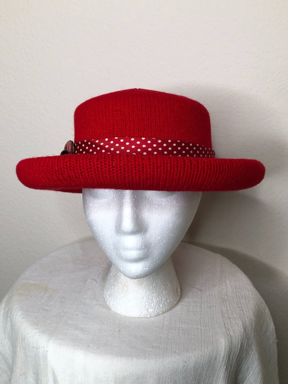 Lovely, Like New, Ladies Hat with 100% Silk Hat Band
